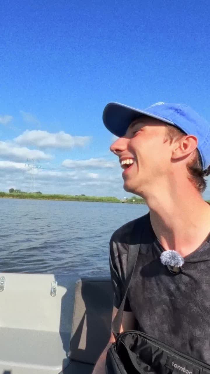 Sandro lacht auf einem Boot