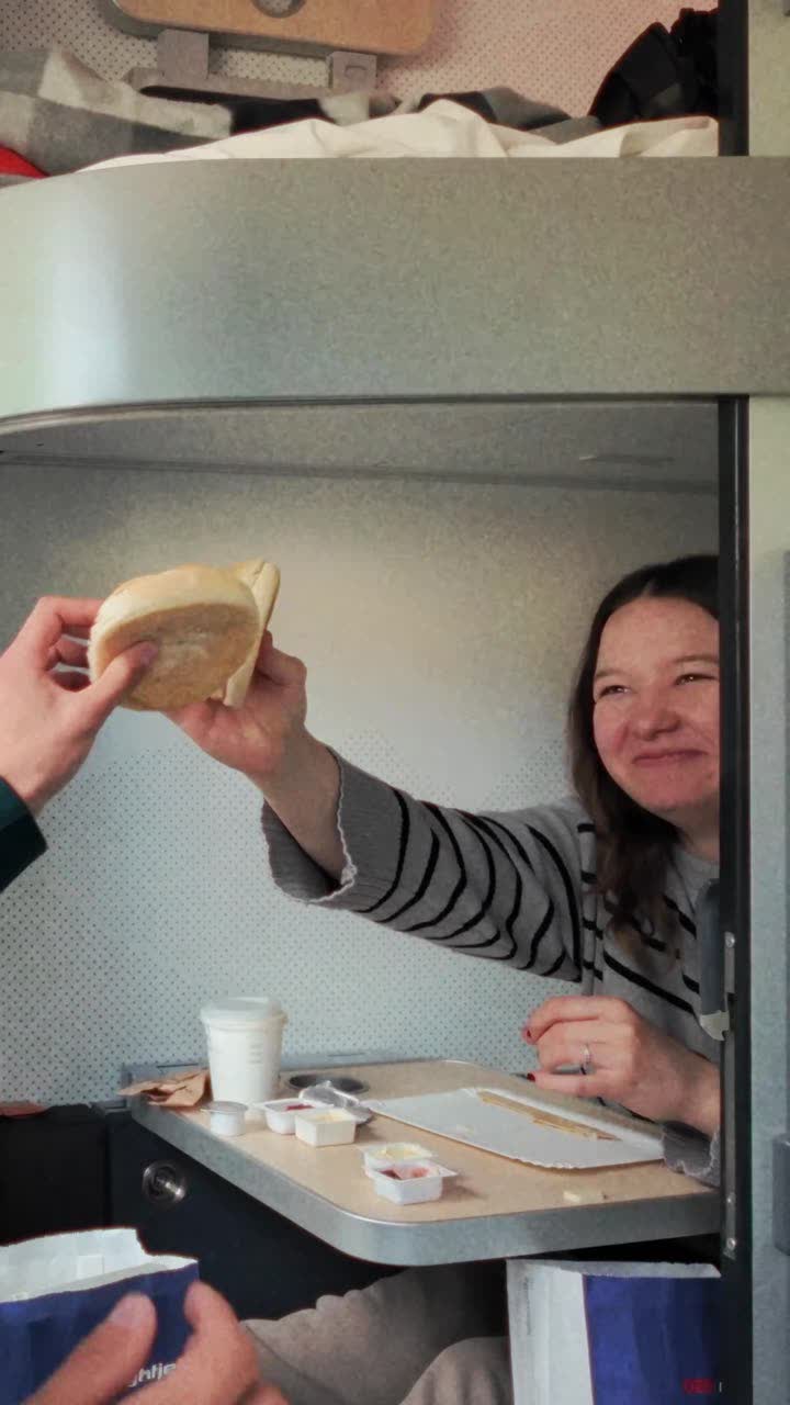 Zwei teilen sich ein Brot im Zug